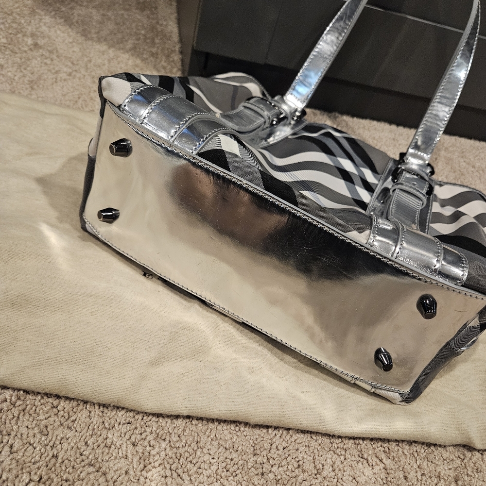 Burberry Silver Beat Check Nylon Victoria Totr - Picture 6 of 6